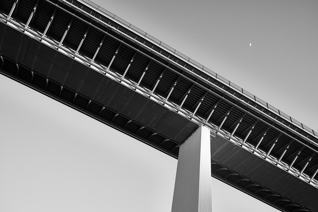 Infrastruktur AI - grayscale photo of concrete bridge