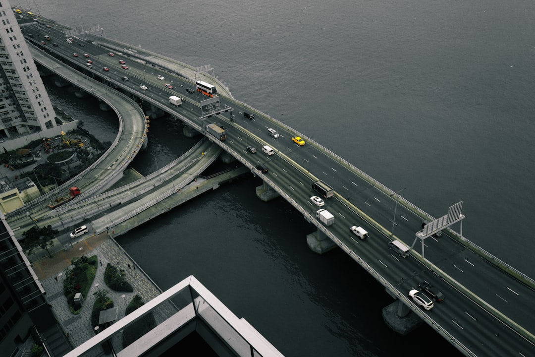 Infrastruktur AI - aerial view of white boat on water during daytime