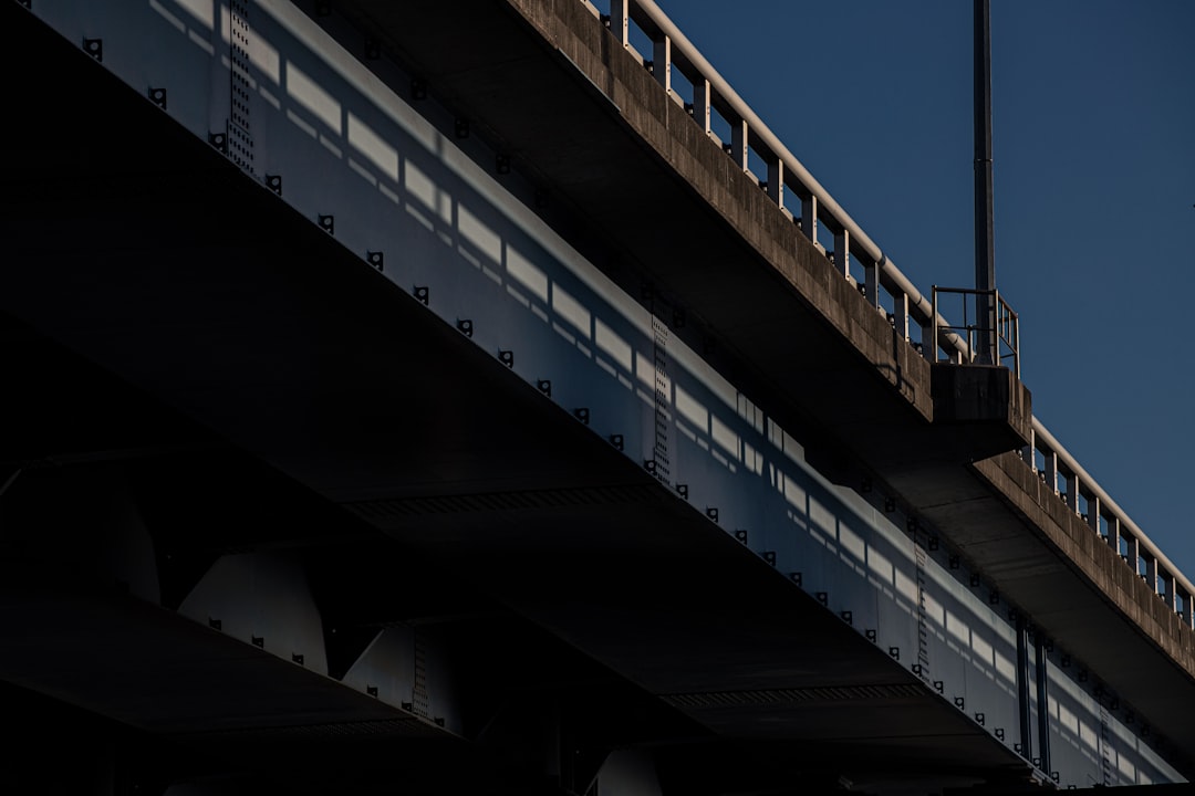 Infrastruktur AI - a bridge with a traffic light on top of it